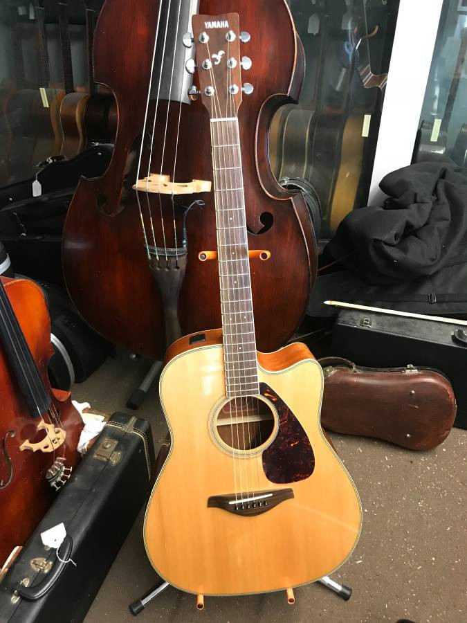 Yamaha FGX720SCA Acoustic /Electric Cutaway Guitar
